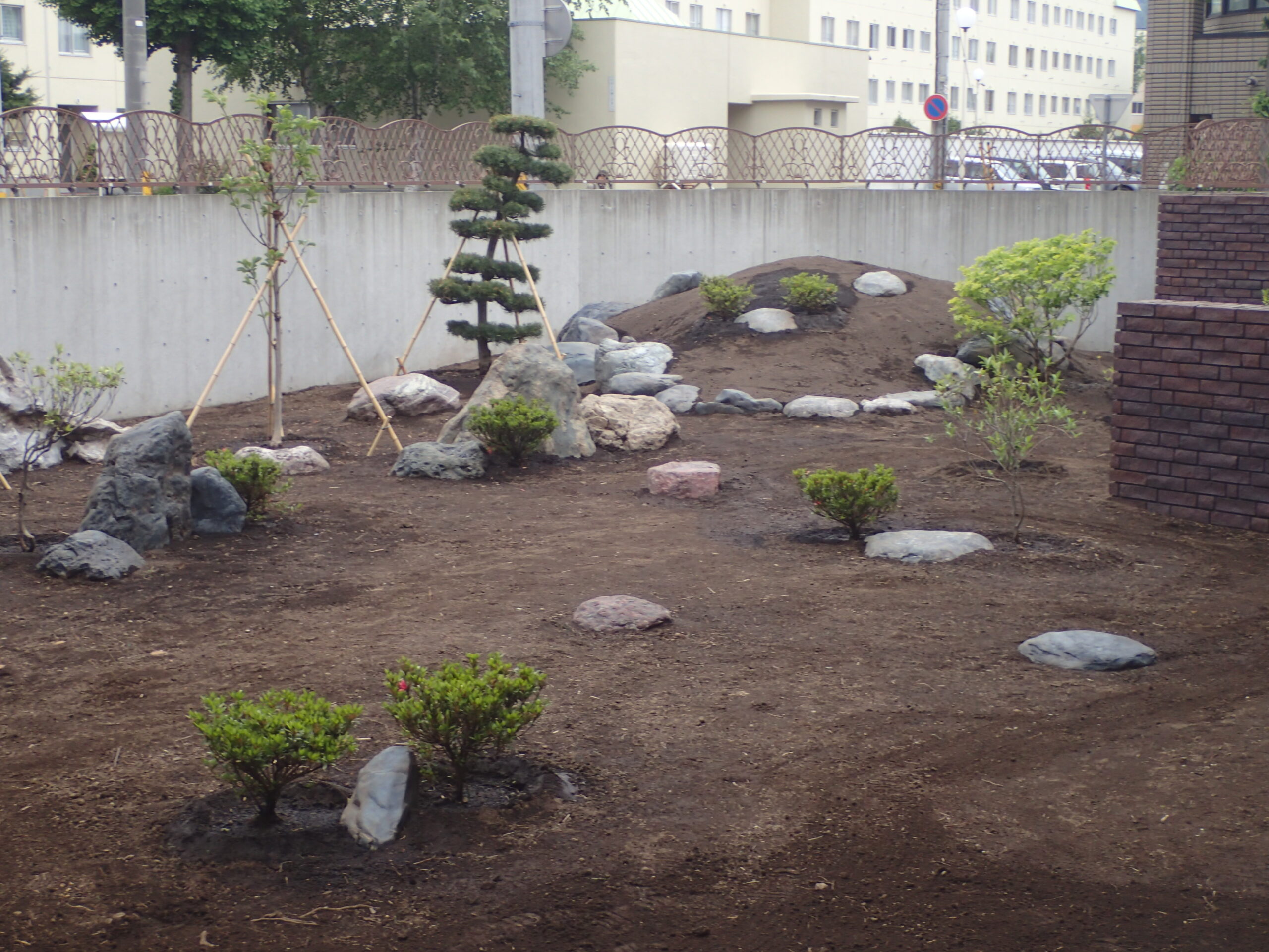 石の配置と植栽。